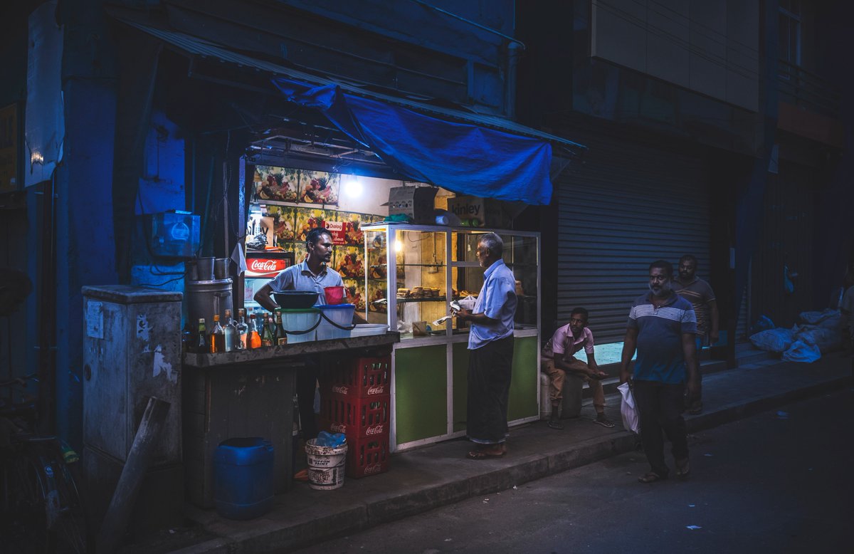 S_MorningLight's tweet photo. DINNER IN #PETTAH
A kiosk on #KeyzerStreet provides a light #takeaway to weary workers heading for home. #Colombo, Jan 2023. More@ https://t.co/835u8ICwC7
#streetphotography #travelphotography #bluehour #café #canonasia #canonsrilanka #citypeople #destination_SriLanka #dinner https://t.co/VkH6qEzihw