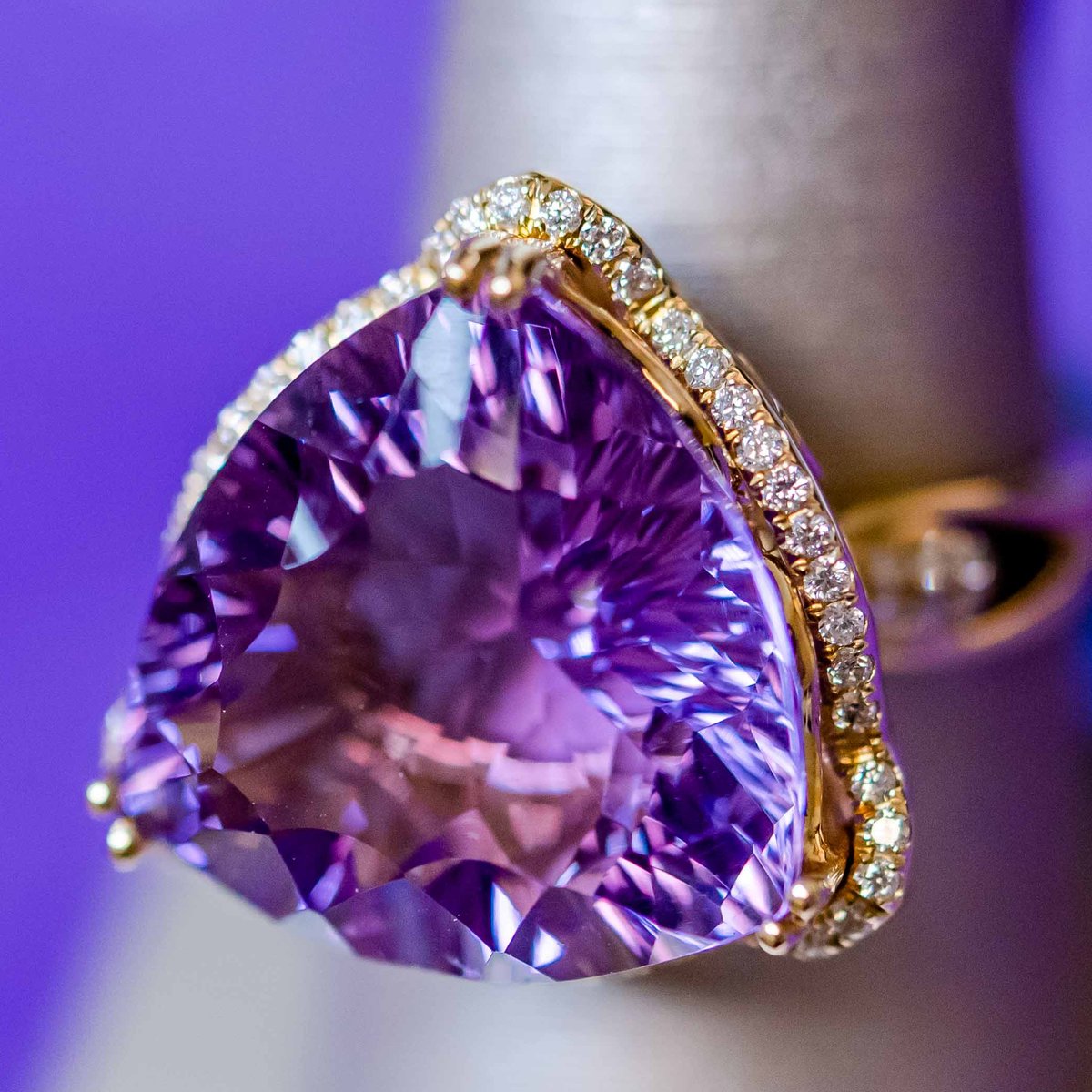 JasonLima79's tweet photo. Something so spectacular, we can't stop staring at it 🤩 DM me to fall in love with LALI Jewels! #jaredemployee #lalijewels #lali #amethyst #stylist #fashioninspo #fashion #womensstyle https://t.co/z6MATjDKx8