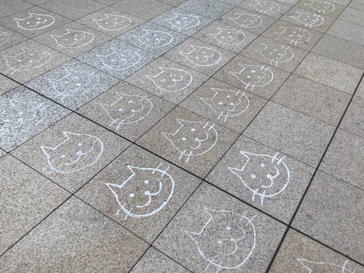 猫の日に出現した日暮里駅の「にゃっぽり」222匹。職員たちの手書きだった！？