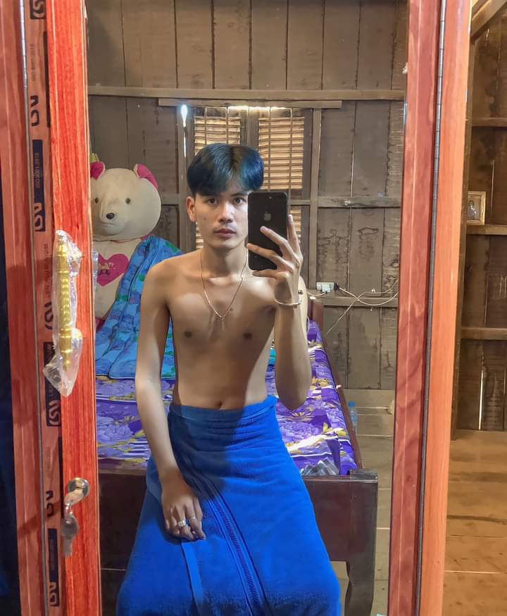 KhnerL's tweet photo. ទំនេរអត់? https://t.co/XAGhlbQA7s