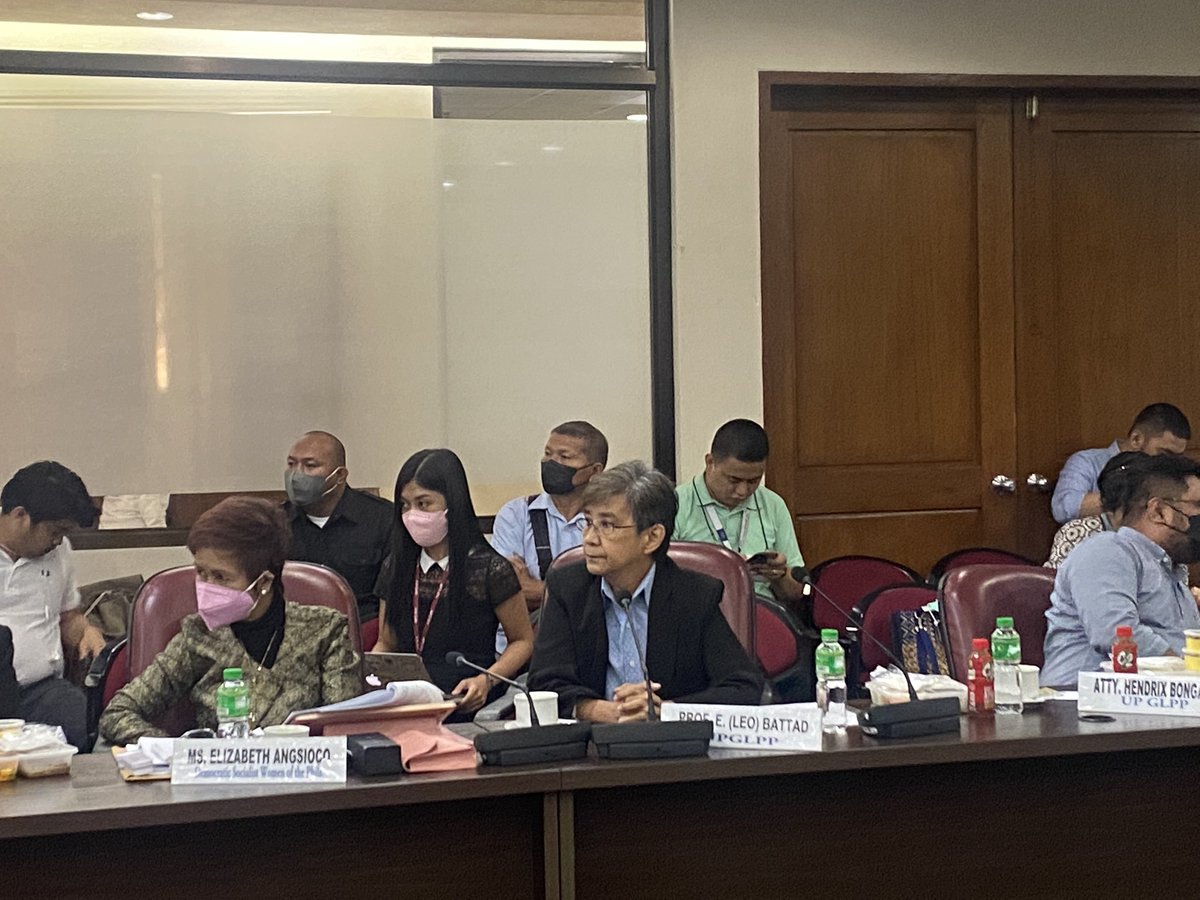 newsdwight's tweet photo. Prof. Battad of UP Gender Law says Constitution not self-executing, needs enabling laws. Abante gets furious, disagrees. Battad doubles down, insists what she said is not just legal opinion. 

Abante says Battad not allowed to argue: “You are not a part of Congress.” https://t.co/YKGwQ9ehiq