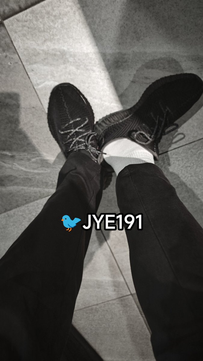 JYE191's tweet photo. 健身到一半，小可爱来劲了，硬要看出汗后的白袜
露一角给他放烟花用 https://t.co/hJfJUnAd9K