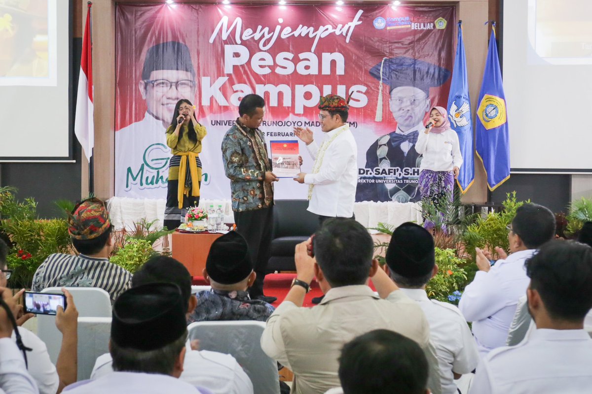 DPN_GEMASABA's tweet photo. Menjemput Pesan Kampus. Hadirnya Gus Muhaimin di kampus, ingin mendengar langsung aspirasi seluruh mahasiswa dan civitas akademi @utmOfficial
@cakimiNOW juga ingin mengajak seluruh Mahasiswa untuk bersama-sama membangun dan memajukan Indonesia.
#Gemasaba #GusMuhaimin #Indonesia https://t.co/u4z0270stK