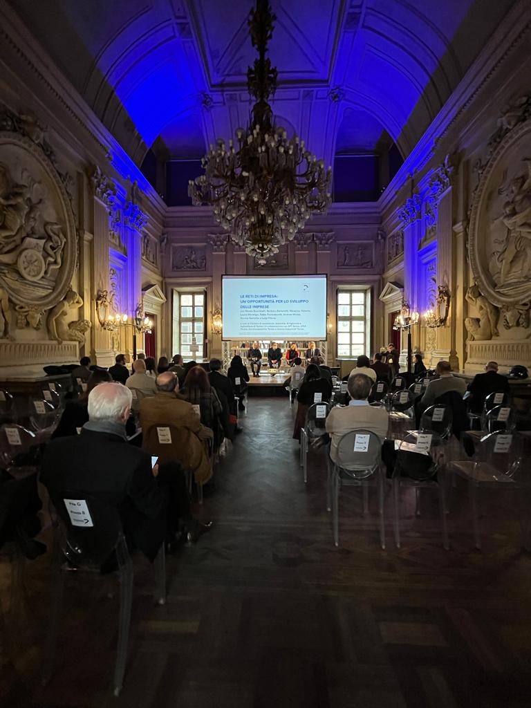 CamComTorino's tweet photo. In corso al @CircoloLettori il convegno sulle #reti di impresa, strumento di aggregazione per aumentare potenzialità di business, organizzato da #camcomtorino con @API_Torino @cna_to_iniziati @ConfPiemNord @UITORINO
#nuoveimprese https://t.co/2pqwD4dBhY