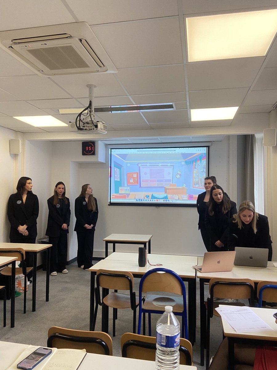 AzahoumImane's tweet photo. Ce matin, c’est masterclass sur l’#architech aka l’architecture de demain ! 🏢👷🏗️ #gogogo #mbadmb #dmbees #efap https://t.co/VKscK36gyu