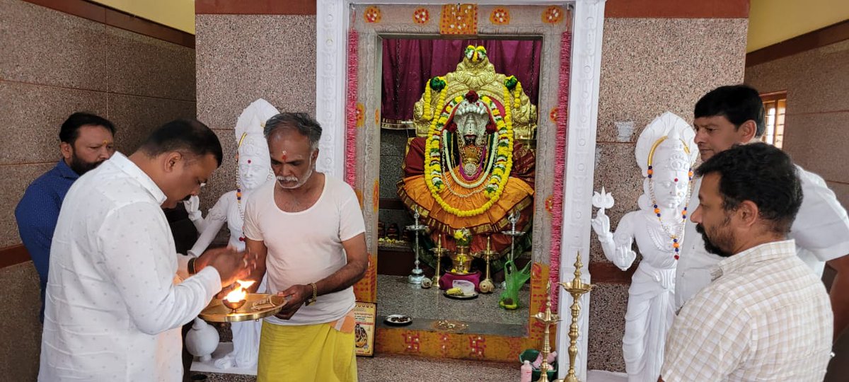 BKAnil_Kumar's tweet photo. ಬೆಂಗಳೂರು ವಿಧಾನಸಭಾ ಕ್ಷೇತ್ರದ ಚಿಂಚಗಟ್ಟದಲ್ಲಿ ಶ್ರೀ ಏಳು ಮಂಡೆಮ್ಮ ದೇವಸ್ಥಾನಕ್ಕೆ ಭೇಟಿ ನೀಡಿ ವಿಶೇಷ ಪೂಜೆ ಸಲ್ಲಿಸಿ ತಾಯಿಯ ಆರ್ಶೀವಾದ ಪಡೆದು, ಕ್ಷೇತ್ರದ ಜನತೆಯ ಒಳಿತಿಗಾಗಿ ಪ್ರಾರ್ಥನೆ ಸಲ್ಲಿಸಿದ  ಕ್ಷಣಗಳು. ಈ ವೇಳೆ ಮುಂಬರುವ ಕರಗ ಉತ್ಸವಕ್ಕೆ ಅತಿಥಿಯಾಗಿ ದೇವಸ್ಥಾನದಿಂದ ಆಹ್ವಾನಿಸಿದರು. https://t.co/xgttLD3QMQ