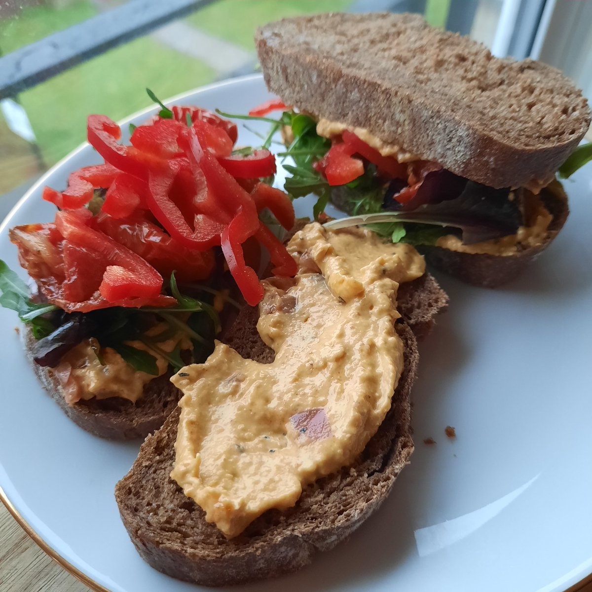 My today's healthy swap for cancer prevention @WCRF_UK #SarnieSwap: rye sourdough bread, moroccan style humus, green leaf salad, red peppers and slow roasted tomatoes 😋 #CPAW23 #BowelCancer #HealthyFood