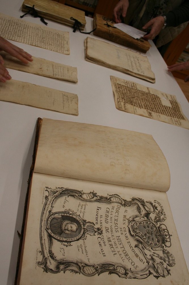 ArchivodeMurcia's tweet photo. 📜Padrones, actas capitulares, cuadros, legajos y libros de nuestra biblioteca.
Preparado el préstamo para nuestr@s compañer@s del @museociudadMUR para la exposición que están organizando por el IV Centenario de los Discursos Históricos de F. Cascales.
#AMMU, difundiendo cultura. https://t.co/sssVF0g3XD