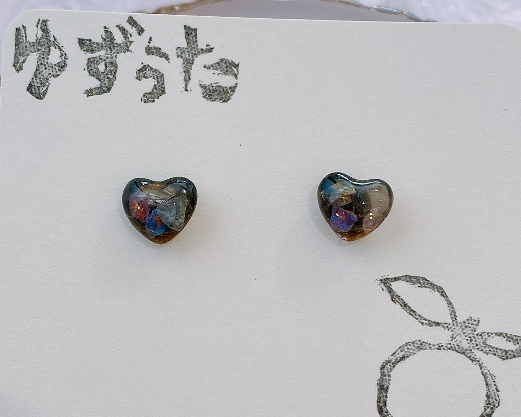 yuzuta_34's tweet photo. 黒ベースのハートピアス❤✨️

 #レジン 
 #レジンアクセサリー 
 #レジン好きな方と繋がりたい 
 #ハンドメイドアクセサリー 
 #ハンドメイド 
 #ハンドメイド好きな人と繋がりたい 
 #ピアス 
 #はーと 
 #ゆずぅた https://t.co/SHfUwv1GLE