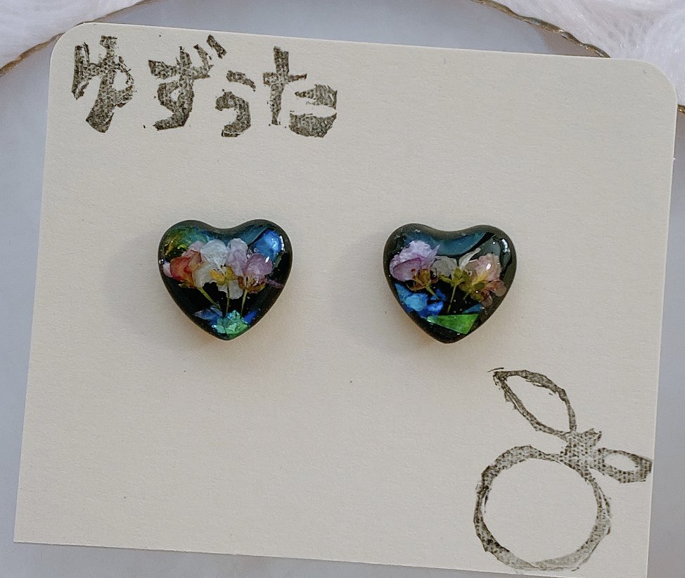 yuzuta_34's tweet photo. 黒ベースのハートピアス❤✨️

 #レジン 
 #レジンアクセサリー 
 #レジン好きな方と繋がりたい 
 #ハンドメイドアクセサリー 
 #ハンドメイド 
 #ハンドメイド好きな人と繋がりたい 
 #ピアス 
 #はーと 
 #ゆずぅた https://t.co/SHfUwv1GLE
