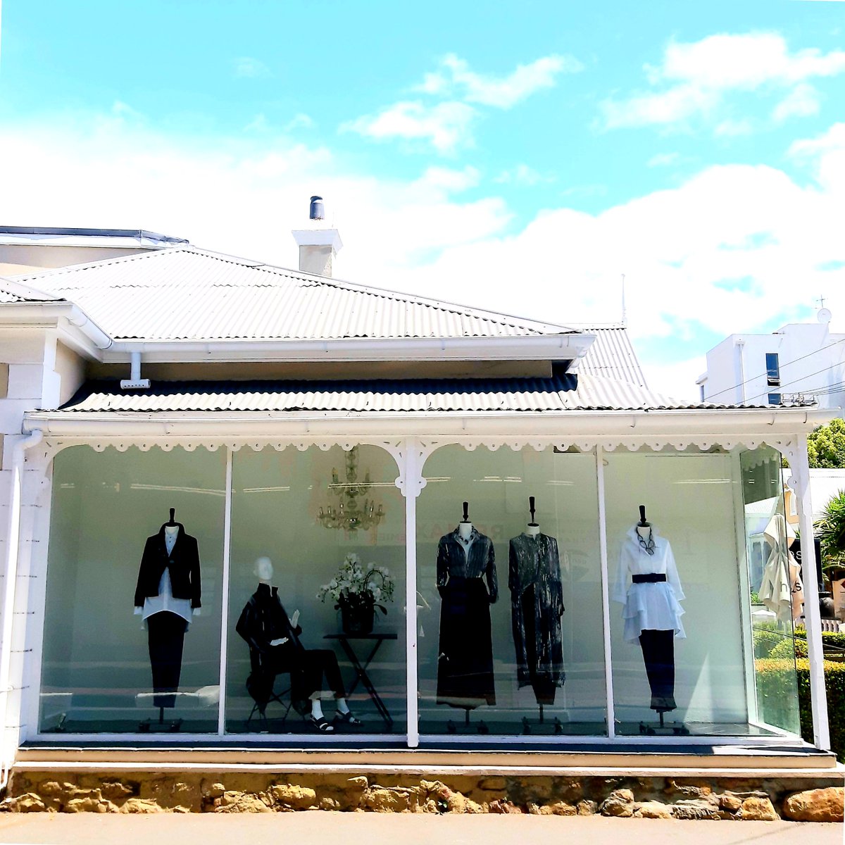 HabitsFashion's tweet image. #WednesdayWindow 😎 🙌
Our new window is filled with beautiful transitional layering pieces, showcasing the perfect blend of form &amp;amp; function ⭐️💛
Shop all the newness instore &amp;amp; online &amp;gt;&amp;gt; habits.co.za 
#HabitsFashion #AW23 #supportlocal #transitionalstyle #newness