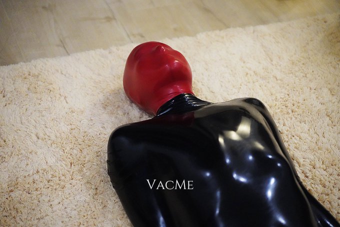 这个配色如何😇 **其实是黑色头套找不到了 #vacbed #latex #vacbag #vacuumbed #真空床 #真空袋 #乳胶衣 #胶衣 #木乃伊 #紧缚 #バキュームベッド #mummification<a href="/tag/vacbed"class="tags">#vacbed</a><a href="/tag/latex"class="tags">#latex</a><a href="/tag/vacbag"class="tags">#vacbag</a><a href="/tag/vacuumbed"class="tags">#vacuumbed</a><a href="/tag/mummification"class="tags"><span>#mummification</span></a><a href="/tag/%E8%83%B6%E8%A1%A3"class="tags"><span>#胶衣</span></a><a href="/tag/%E7%9C%9F%E7%A9%BA%E5%BA%8A"class="tags"><span>#真空床</span></a><a href="/tag/%E4%B9%B3%E8%83%B6%E8%A1%A3"class="tags"><span>#乳胶衣</span></a><a href="/tag/%E6%9C%A8%E4%B9%83%E4%BC%8A"class="tags"><span>#木乃伊</span></a><a href="/tag/%E3%83%90%E3%82%AD%E3%83%A5%E3%83%BC%E3%83%A0%E3%83%99%E3%83%83%E3%83%89"class="tags"><span>#バキュームベッド</span></a><a href="/tag/%E7%9C%9F%E7%A9%BA%E8%A2%8B"class="tags"><span>#真空袋</span></a>