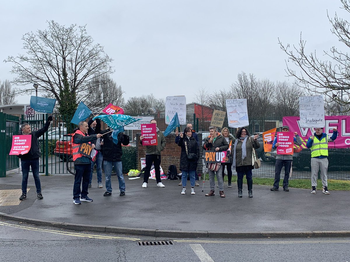 @UCU and <a href="/NEUnion/">National Education Union</a> members striking together for fair pay at Havant and South Downs College <a href="/ucu/">UCU</a>south #RespectFE