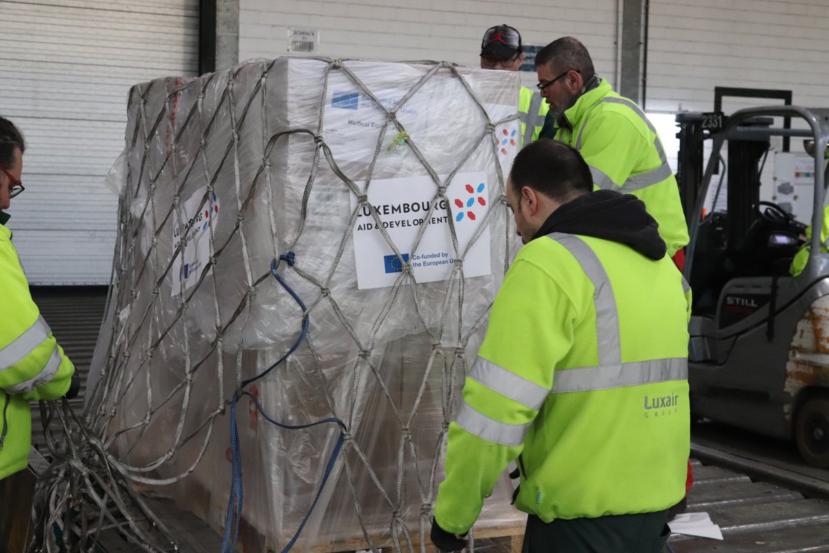 Coordinated by <a href="/cooperation_lu/">Luxembourg Aid & Development</a>, together w/@sante_lu, @MINTLuxembourg, <a href="/CGDISlux/">CGDIS</a>, <a href="/TC_LuksemburgBE/">Türkiye in Luxembourg</a>, <a href="/BMedicalSystems/">B Medical Systems</a> &amp; the support of <a href="/Cargolux_Intl/">Cargolux Airlines</a>, @DBSchenker &amp; <a href="/eu_echo/">EU Civil Protection & Humanitarian Aid 🇪🇺</a>, a 1⃣st batch of relief supplies has been sent to #Türkiye to support affected communities.

🇱🇺🤝🇹🇷
#LuxAid