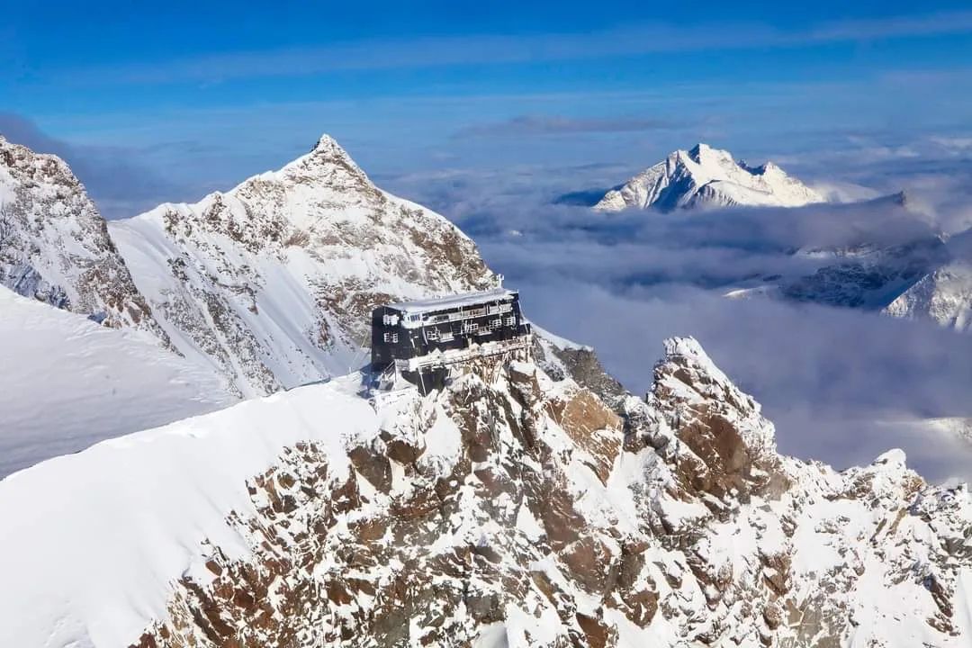 Lo sapete che in #piemonte abbiamo il rifugio più alto d'Europa? Stiamo parlando della capanna Regina Margherita, che si trova sulla Punta Gnifetti a 4556 metri del massiccio del Monte Rosa. ⛰️

Buona giornata! :)

#piemontedavivere @ATLValsesiaVC @PiemonteInforma