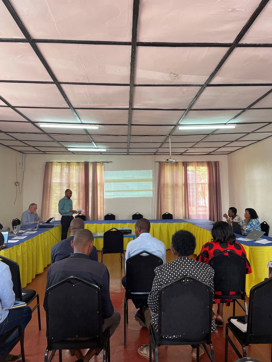 giz_rwanda's tweet photo. DGG conducted a workshop in @NgomaDistrict with the Mayor, Vice Mayor of Social Affairs, Vice Mayor of Economics and district officials to map services provided at district, sector and cell levels. This workshop is part of a 10-District project to improve #localservicedelivery. https://t.co/YvyjPm9IQX