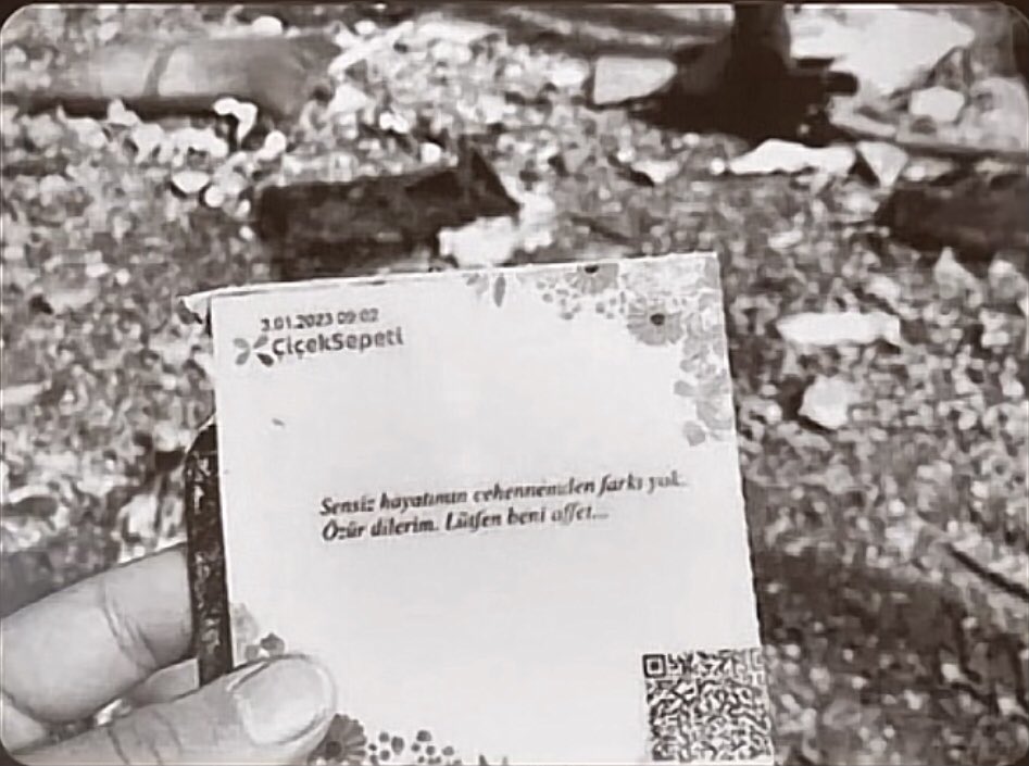 Vaktinde gelmeyen çiçeği çöpe atın. Mezar taşları çiçekten anlamaz. Seven sevdiğine sevdiğini söylesin! Yarın geç olmakla meşhur..🦋