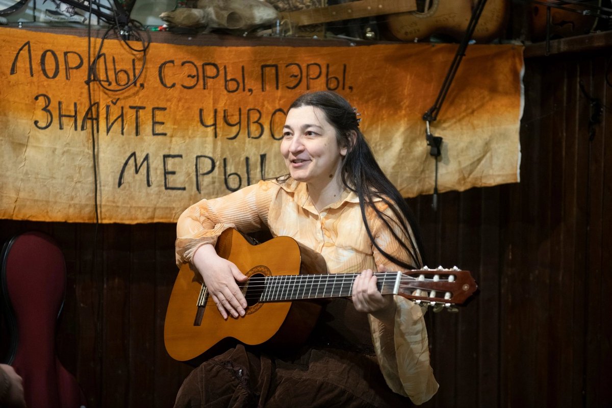 Veskonn's tweet photo. Музшоублок представляет концерт Линди.

Линди - широко известный в узких кругах автор и исполнитель, начинавший одновременно с Тэм, Йовин и другими менестрелями середины 90-х. Ее песни расскажут вам о волшебных мирах, о любви и надежде, о свете, который есть в каждом из нас. https://t.co/LTcSz4Py16