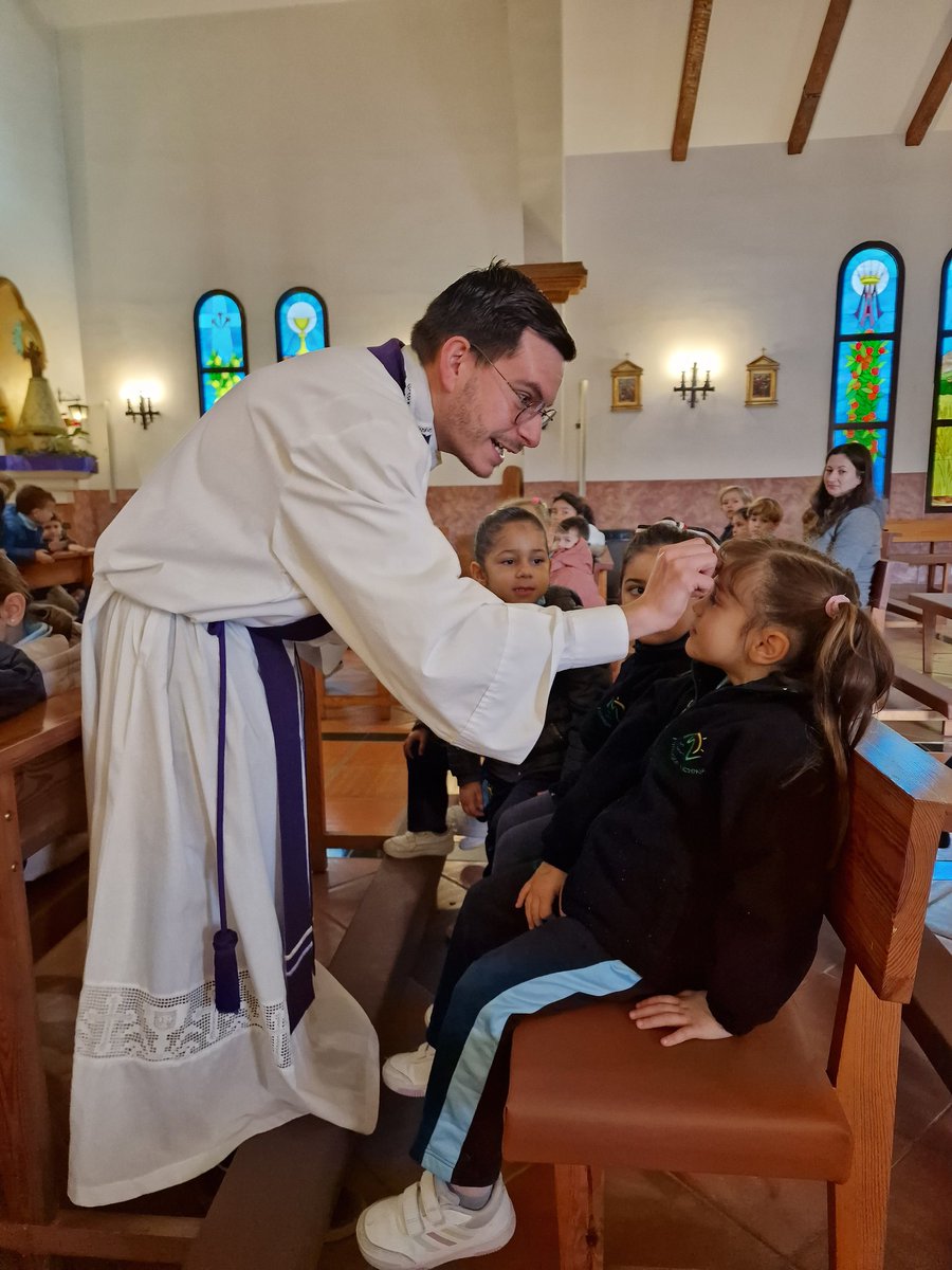 echamendi_FV's tweet photo. #MiércolesDeCeniza ✝️
#Cuarema camino que nos lleva al encuentro con Cristo con la imposición de las cenizas de toda la comunidad educativa de #FranciscoEchamendi presidido por el cápellan D. @JuanmaCaracuel
Enlace 👇 📸
https://t.co/mRzJ4WX1ca
#ColegiosDiocesanos
#ECOaulasFV ✌ https://t.co/CUjk0ts9Et