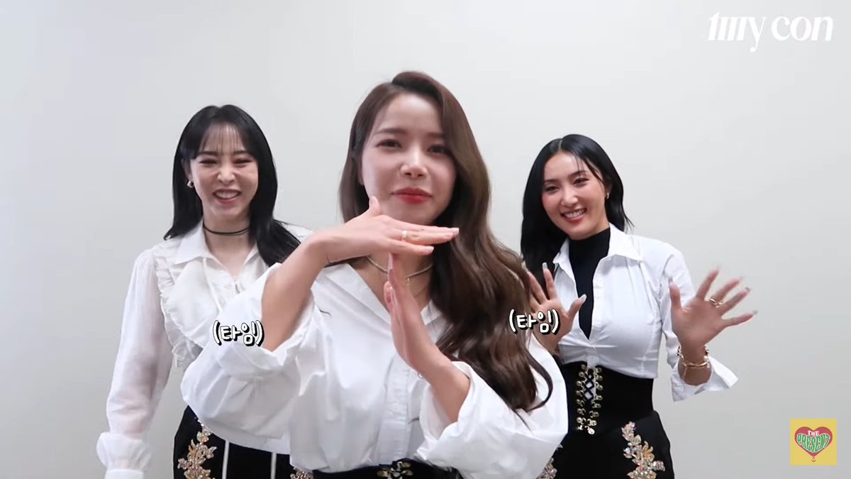 moodarada2's tweet photo. A new meme is born.

Loser crew &amp; their Yong leader unnieㅋㅋㅋ

🐰*stealthily*
(TIME!)🐰(TIME)
🐹Out *shoves Yong out of the Way*

ㅋㅋㅋㅋㅋㅋㅋㅋㅋㅋㅋㅋㅋㅋㅋㅋㅋ

#MAMAMOO #마마무 #SOLAR #솔라 #MOONBYUL #문별 #WHEEIN #휘인 #HWASA #화사 https://t.co/a6Kn8Ty4TK