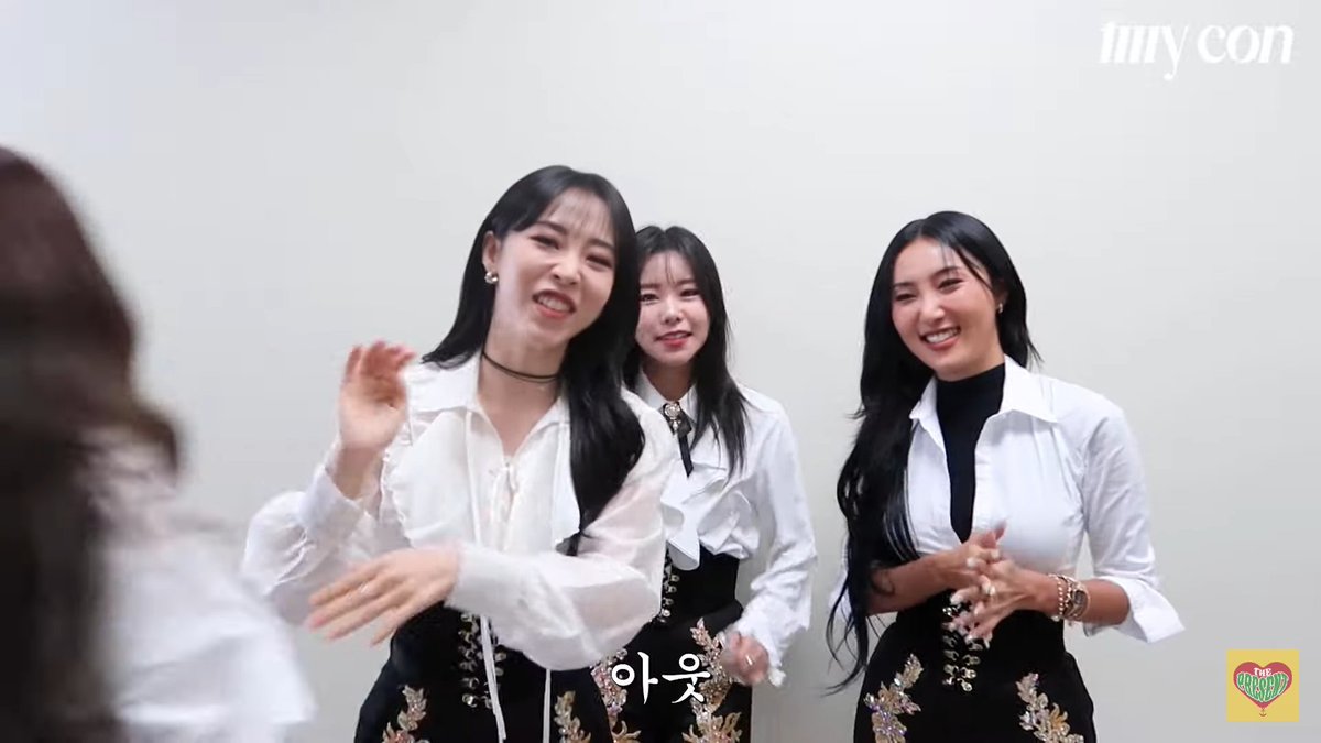 moodarada2's tweet photo. A new meme is born.

Loser crew &amp; their Yong leader unnieㅋㅋㅋ

🐰*stealthily*
(TIME!)🐰(TIME)
🐹Out *shoves Yong out of the Way*

ㅋㅋㅋㅋㅋㅋㅋㅋㅋㅋㅋㅋㅋㅋㅋㅋㅋ

#MAMAMOO #마마무 #SOLAR #솔라 #MOONBYUL #문별 #WHEEIN #휘인 #HWASA #화사 https://t.co/a6Kn8Ty4TK