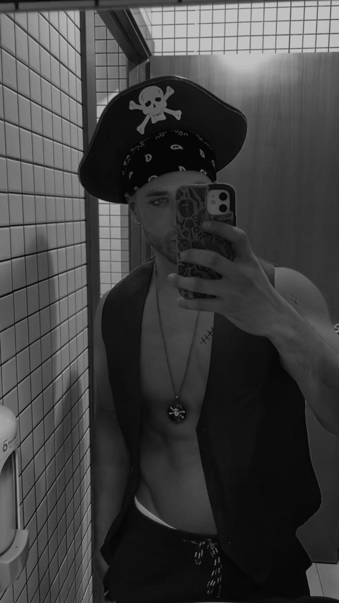 pauubuu's tweet photo. Para este carnaval me disfracé de pirata 🏴‍☠️🏴‍☠️ https://t.co/vNHbSKbw0g