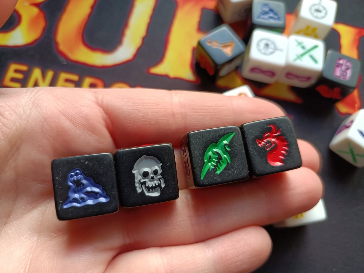 AkesGranada's tweet image. Q dados más chulos trae el #DungeonRoll 😍