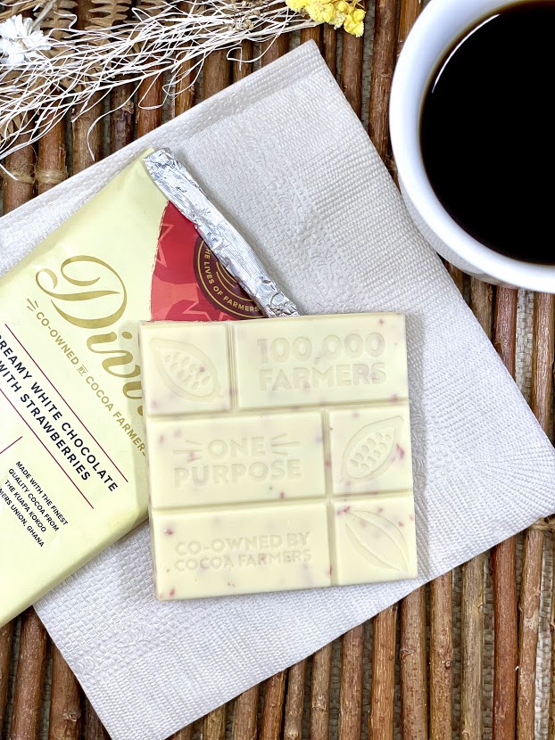 craftaid's tweet image. カカオ農家の組合が会社の経営にも参加するDivine社。担当者の一押しの「ストロベリーホワイト」のご紹介です。濃厚なホワイトチョコレートに、ストロベリーのサクサクした甘酸っぱいクリスプが後引く贅沢な一枚です。

▽詳細はこちらから
craftaid.jp/?pid=146830346

#ホワイトチョコ
#フェアトレード