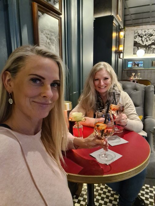 Sch&ouml;nen Start in den Tag🌞w&uuml;nschen Euch Eure hei&szlig;en Milfs👍DirtyTina und RosellaExtrem💋 Wenn ihr noch mehr<a href="/tag/actress"class="tags"><span>#actress</span></a><a href="/tag/blonde"class="tags"><span>#blonde</span></a><a href="/tag/bestfriends"class="tags"><span>#bestfriends</span></a><a href="/tag/milfs"class="tags"><span>#milfs</span></a><a href="/tag/dirtytina"class="tags"><span>#dirtytina</span></a>
