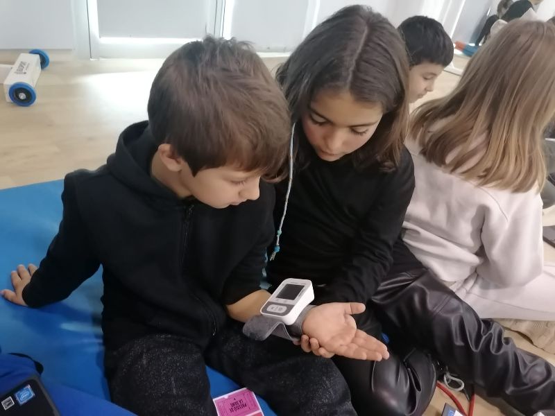 EscolaElsPins's tweet photo. L'alumnat #5PRI Ha fet una trobada amb les filloles i fillols de #1PRI Han fet d'infermers/es i els han ensenyat a fer servir diferents aparells per mesurar les constants vitals.
#projecte
#VidaSaludable
#ODS3
#CompartimAprenentatges https://t.co/P5cNeEQgsC