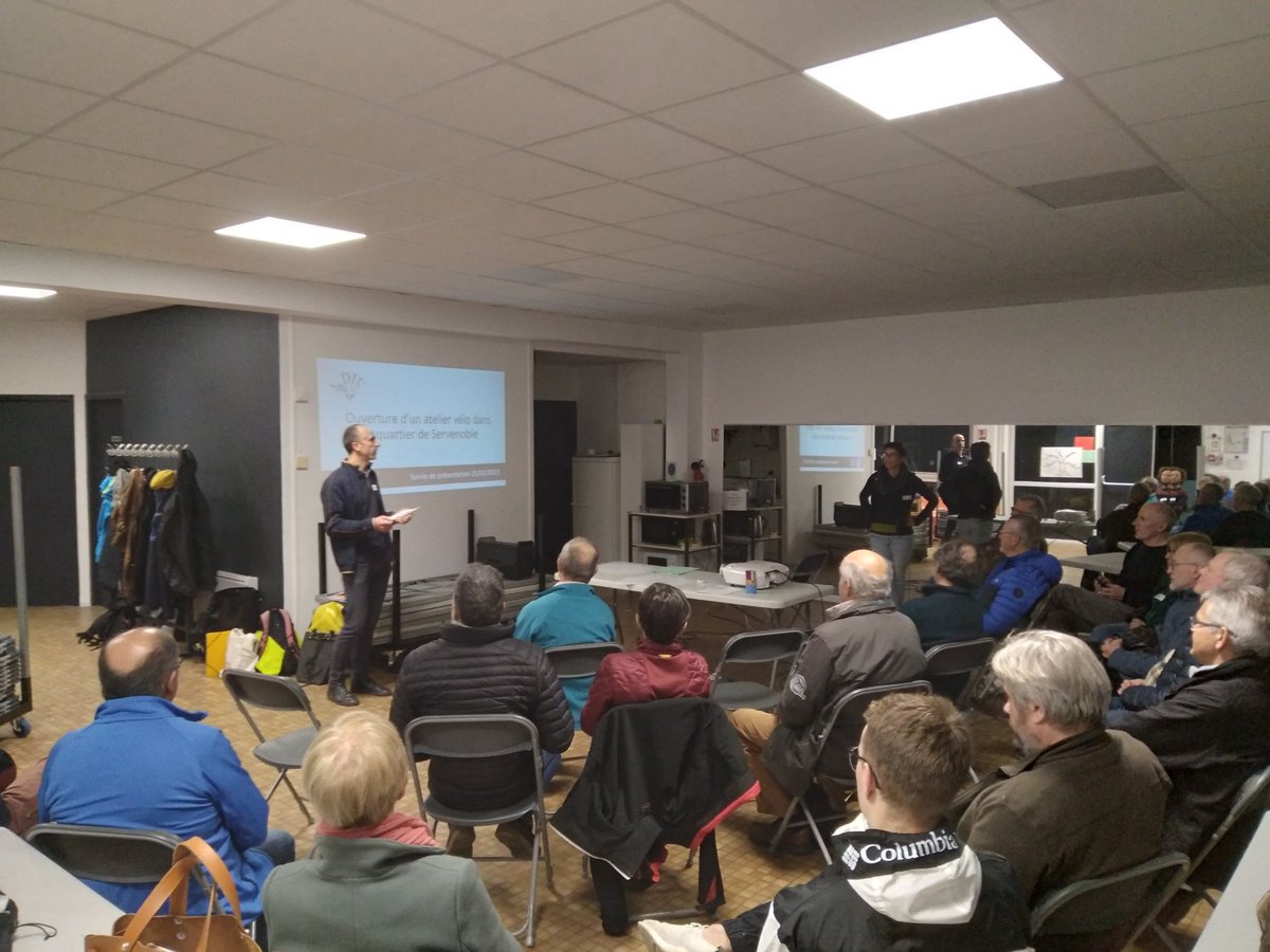 APIE_Velo's tweet photo. Hier soir, nous avons présenté avec @VVillefontaine le futur atelier vélo qui ouvrira dans le quartier de Servenoble à @villefontaine prochainement #HeureuxCyclage #capi ##Villefontaine https://t.co/iYI30udacB