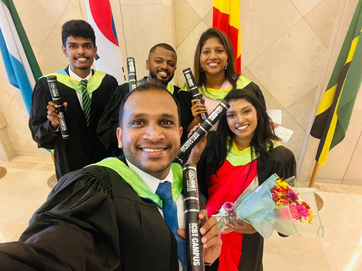 Moments with happiness✨
.
#graduation