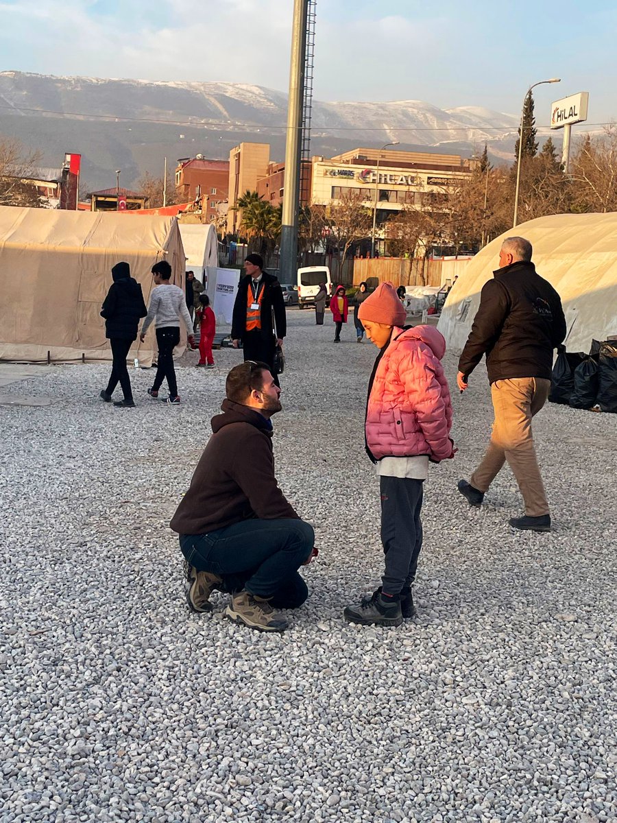 -Bir tane oyuncak alabilirmiyim?
-Tabii ki.
-Ama ben Afganistan'lıyım.
..Ve kelimeler üşüyor😪😪

İki elimiz evi yıkılan bir ÇOCUĞA bu duyguları yaşatanların kıyamete kadar yakasında olacak.