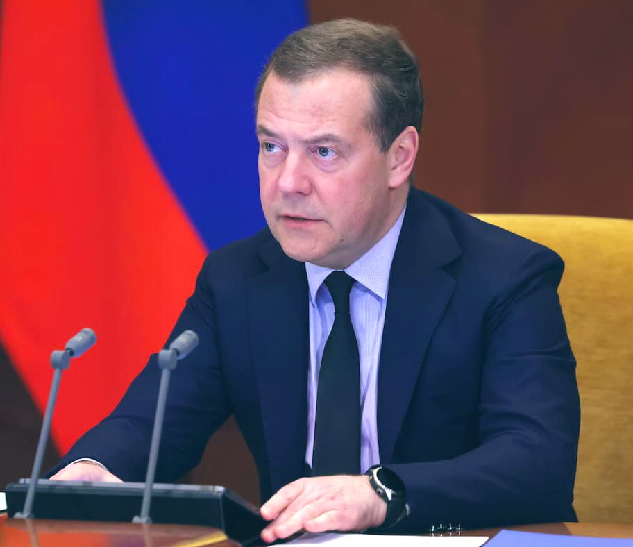 lsiafrica's tweet photo. 🔴🇷🇺A l’instant : nouvelle déclaration choc ⚡️ de Dmitri Medvedev: «La Russie se défendra par tous les moyens, y compris avec des armes nucléaires. Nous nous dirigeons vers un conflit à l'échelle mondiale", a estimé le vice-président du Conseil de sécurité russe. #Russia #Moscou https://t.co/slnm6JjNLi