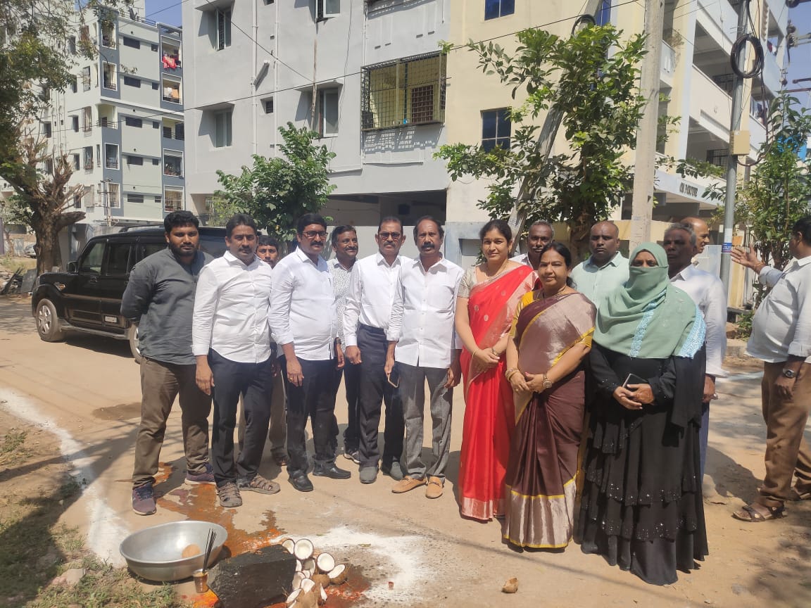 BvkSuda's tweet photo. ఖమ్మం కార్పొరేషన్ పరిధిలోని 12 వ డివిజన్ నందు 22 లక్షలతో నూతనంగా నిర్మించే సిసి డ్రైన్స్ పనులకు శంకుస్థాపన చేసిన ఖమ్మం నగర మేయర్ పునుకొల్లు నీరజ @BvkSuda,డిప్యూటీ మేయర్ ఫాతిమా జోహార్.@puvvada_ajay
@KTRBRS @cdmatelangana @TelanganaCMO @MC_Khammam @Collector_KMM https://t.co/kiF0tWYRPi