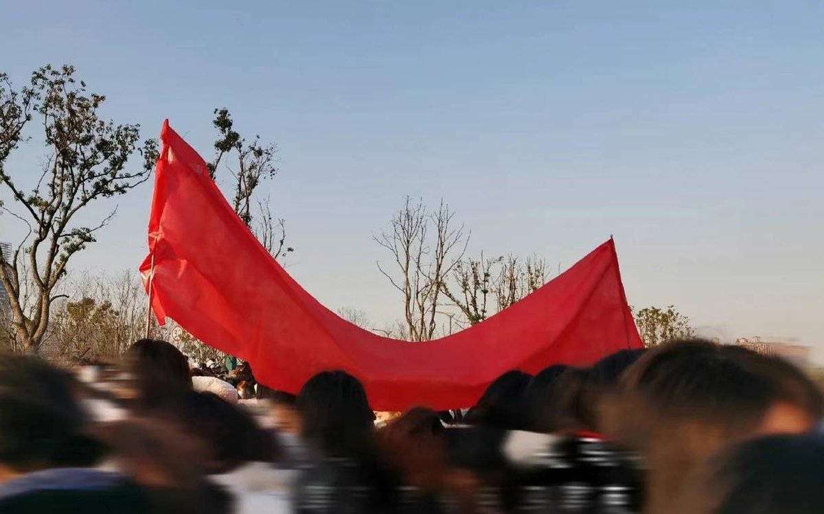 xiaozhvns's tweet photo. ixfx each holding a rose in their hands and putting up red banners to welcome him fill me with so much emotions, i’m about to cry! xiao zhan you’re so deserving of the love from all around the world 🥺💖

#XiaoZhan #GucciFW23 #TodsFW23 https://t.co/mO65BQQO6n