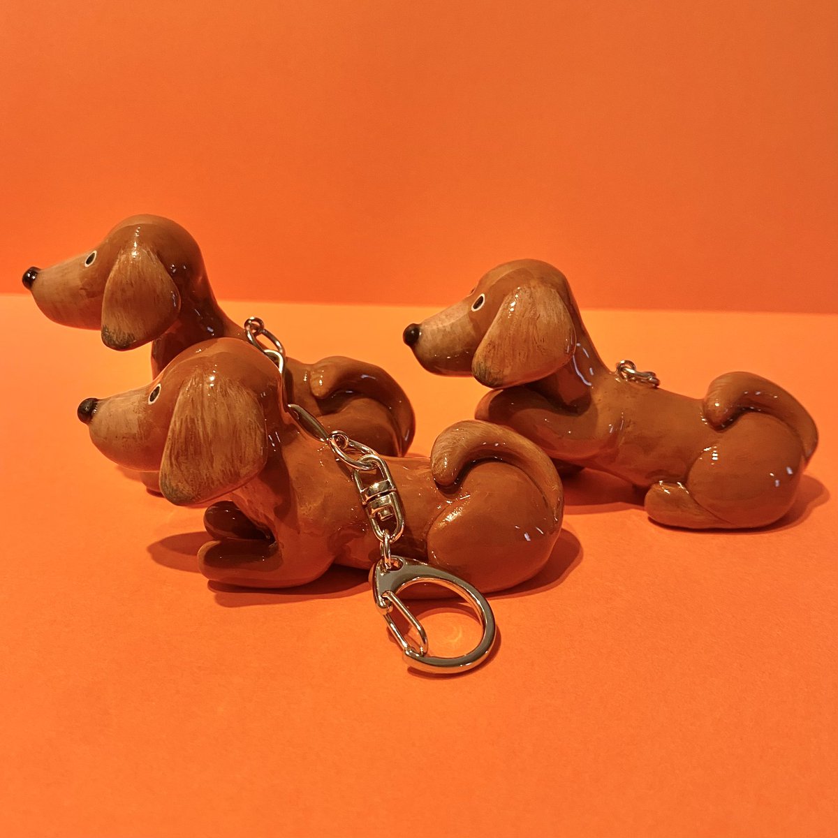 AliceBijoud's tweet photo. オーダーで作らせて頂いたチョコののキーホルダー×3🐶🧡

お座り、伏せ、お手の3ポーズ😁

作らせてくれてありがとうございました🧡 https://t.co/YDdHPaZ3i2