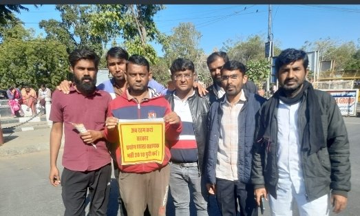 Rajendr90658843's tweet image. जननायक श्री @ashokgehlot51 जी आपके आदेश पर हूई मीटिंग में चिकित्सा विभाग की प्रयोगशाला सहायक भर्ती2018की दितीय पदस्थापन सूची जारी करने की 12फरवरी2023 तय हुई। आज दिनांक तक नियुक्ति आदेश जारी नही हुए।
आपके आदेशो की अवहेलना हो रही है कोरोना योद्धा आज अवसाद में है @artizzzz @RajCMO