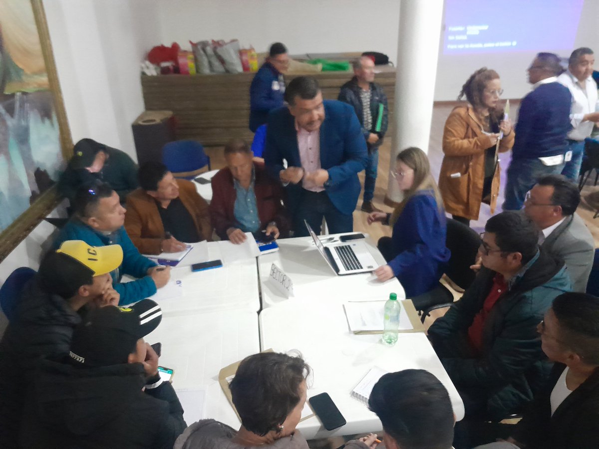 EdwarJavierPar2's tweet photo. Los sectores 1 y 2 participaron en las mesas de presupuestos participativos, 
Se priorizaron 63 proyectos entre ellos:
📍 Cámaras de seguridad.
📍 Mantenimiento de vías.
📍 Dotación y construcción de salones comunales.
📍 Parques 
📍Talleres de convivencia. https://t.co/419XWJmZJq