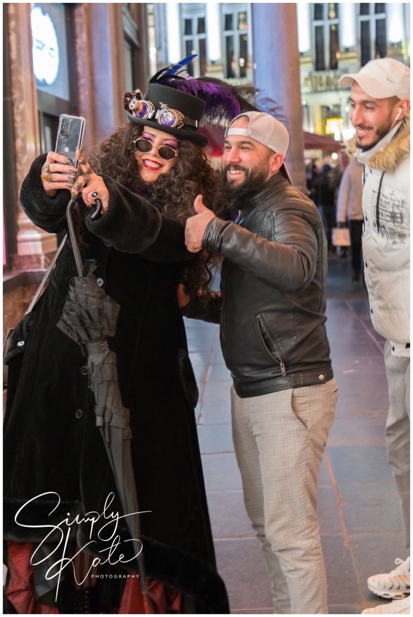 steampunk_sf's tweet photo. Just had an amazing time taking selfies with some of my awesome fans in Brussels! Thank you all for your love and support, it means the world to me! ๐คณ๐
#ladydaria #selfiewithfans #grateful #fansrock #Brussels https://t.co/FpV3CduaCT