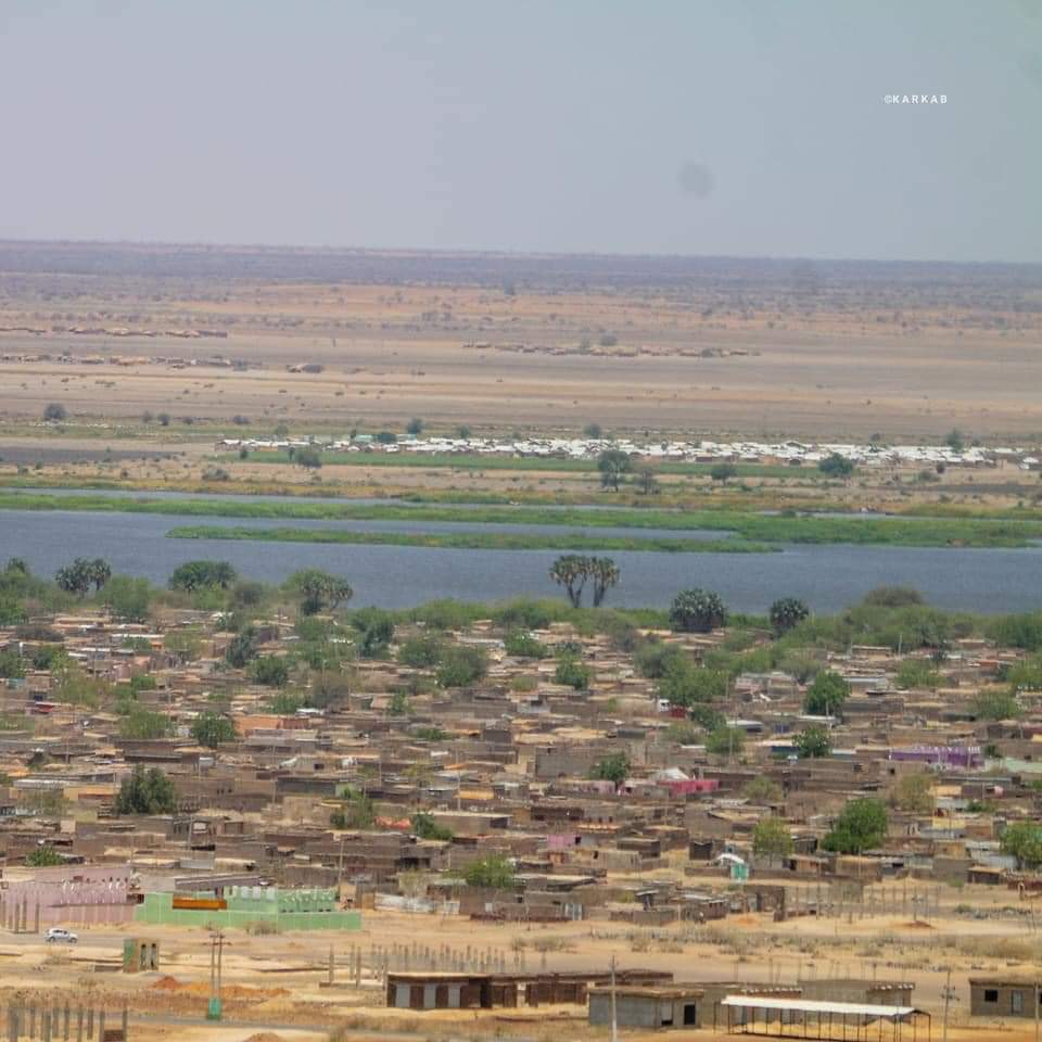 hashsudan's tweet photo. *محليةالجبلين* 

      تقع محلية الجبلين في الناحية الجنوبية لولاية النيل الابيض وشرق نهر النيل الابيض
 يحدها من الشمالية محلية ربك ومن الشرقية محلية سنار ومن الغربية محلية السلام ومن الجنوب تتاخم ولاية أعالي النيل.

تبلغ مساحة المحلية حوالي (6000) كيلومتر مربع  تشكل (15.1 %) من مساحة الولاية.

سكان الجبلين يعملون فى الزراعة والرعي وبها نسبة امطار مقدرة، ويوجد بها ايضا الحجر الجيرى لصناعة المزايكو والاسمنت.

 من اهم المعالم  :

1. مدخل رئيسي لدولة جنوب السودان. 
2. يوجد بها البترول في المربعات (7،4) شمال وجنوب مدينة الجبلين. 
3. يوجد بها أهم مناطق الإنتاج الزراعي شمال ولاية أعالي النيل. 
4. تتمتع بثروة حيوانية ضخمة تقدر بحوالي مليون راس. 
5. بها أسواق متخصصة للمحاصيل والماشية في كل من (الجبلين –وجودة). 
6. يوجد بها عدد كبير من قري صيد الاسماك حيث تتوفر بها أكثر من (95) فصيل من الأسماك المختلفة. 
7. تتوفر بها خدمات الاتصال الثابت والسيارة. 
8. بها أكبر مصنع لا نتاج السكر بأفريقيا. (سكر شركة كنانة المحدودة).

الوحدات الإدارة لمحلية الجبلين
1. وحدة كنانة. 
2. وحدة جودة. 
3. وحدة الجبلين.

 والغالبية سكان المحلية تتمركز على ضفاف النيل، الكثافة السكانية فى جنوب أعلى من شمالها.

أهم المدن والقرى

تعتبر مدنية الجبلين من اهم المدن وكذلك كنانة وجودة ابوعريف التبون والحديب 
ابوالدخيرة ام القرى والاندراية وتكسبون والشراك وغيرها.

الخطط والرؤية المستقبلية
محلية الجبلين تعتبرمن المحليات التي يوجد بها قطاع كبير من الثروة الحيوانية اذ تقدر بحوالى مليون راس. وهي تتميز بانها من السلالات المحسنة من حيث جودة اللحوم والالبان الشي الذي أسهم اسهاما مقدر في الاقتصاد الوطني. 

وتعتبر الزراعة الحرفة الاساسية للمحلية تتمثل في الزراعة الألية والمطرية والتقليدية والمروية والغابات تتمركز الزراعة المروية على الضفة الشرقية للنيل الأبيض حيث تضم المحلية (4) مجمعات من مجمعات مشاريع النيل الأبيض الزراعية (18) مجمع . 
أهم المحاصيل في القطاع المطرى ، الذرة ، الدخن ، السمسم ، زهرة الشمس . 
الفرص الإستثمارية: ((بعلاقــات إنـتـاج))
يوجد بالولاية رئاسة الإقليم الجنوبي للسكة حديد في كوستى يمتد هذا الإقليم من الدمازين، سنار، القضارف، ربك، كوستى، الأبيض ويمتاز هذا الإقليم بموقع مميز يتمثل في الآتي: • زراعة القوار.
• زراعة زهرة الشمس.
• زراعة الاعلاف المختلفة.
• زراعة السمسم.
• زراعة قصب السكر.
• زراعة الخضروات والمحاصيل النقدية.
• زراعة محاصيل الأمن الغذائي القمح والذرة الشامية.
• زراعة بنجر السكر.
• زراعة البساتين بجميع انواع الفاكهة والحمضيات.
• استثمار الغابات المحجوز.
• إنتاج الذرة في العروة الخريفية.
• زراعة القطن.
• إنتاج الخضروات بأنواعها في موسمي الصيف والشتاء.
• زراعة القمح والبصل في الشتاء.
• حصاد مياة.

السياحة بالولاية
تعتبر السياحة المتنفس الطبيعي للإنسان ومحلية الجبلين يمكن ان تكون من المناطق السياحية بالولاية إذا اعطيت اهتماما كبيرا لانها تتميز في مجالات الصيد البري والبحري ووجود الجزر ذات الطبيعة الخلابة الجميلة