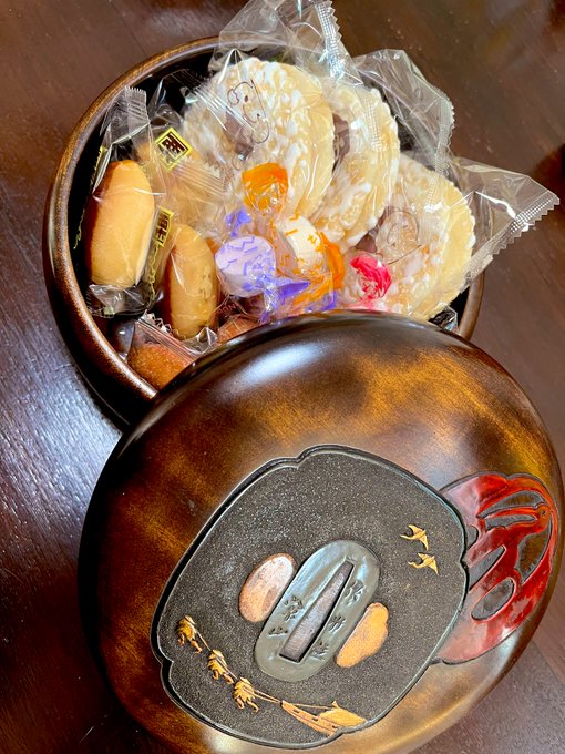おばあちゃんちからきた菓子鉢でひとり菓子盆選手権やった。かっこいいでしょこの菓子鉢。 
