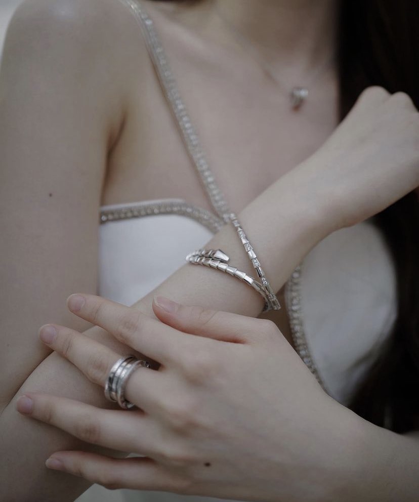 NENE_pangg's tweet photo. สวยดูแพง แบบนี้นี่เอง
🔗 https://t.co/yum7nXk9eE 
 
@bulgari
 #Bulgari
#BulgariBzero 
#SerpentiViper
#BulgariJewelry
#BulgariThailand
#NenexBulgari #เนเน่ Nene Bulgari Jewelry https://t.co/kZtfd2X0nX