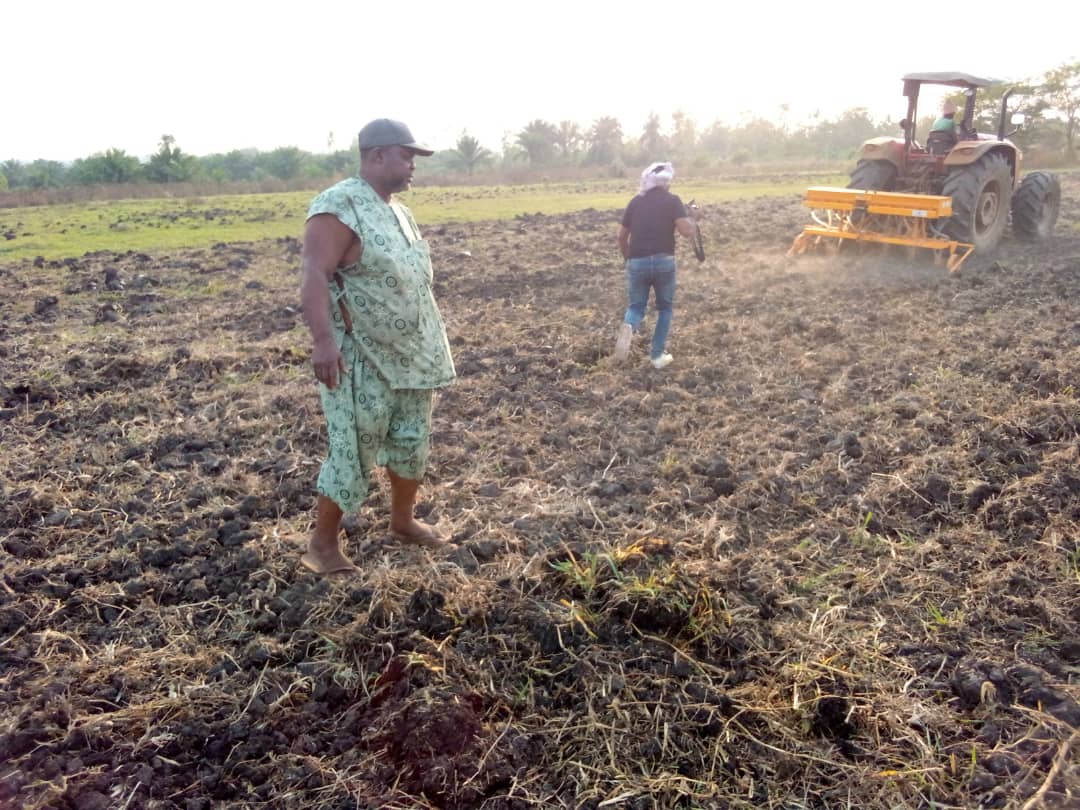 RabeYahaya2's tweet photo. Adaptation &amp; Testing of multicrops seed cum fertilizer row seeder under #South-South collaboration between #India and #Benin implemented by #CIMMYT and GIC of #GIZ; #BMZ for smallholder farmers is creating business paternership for #TAI, #SoNaMa &amp; #Rohitkrishi
@mechanising#Africa https://t.co/86ft6CMr56