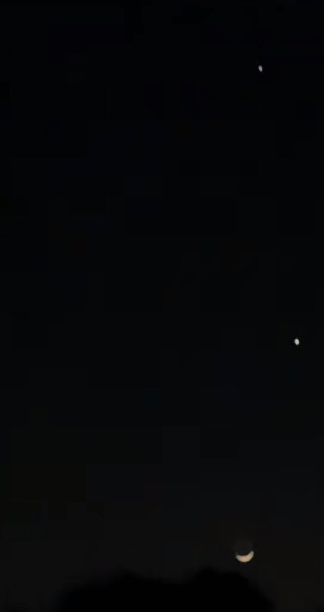 VickyXoVee's tweet photo. K I know I’m not the only one who is wondering what is going on with the moon and those stars that lined up with it that aren’t usually there https://t.co/eEBxqoIitm