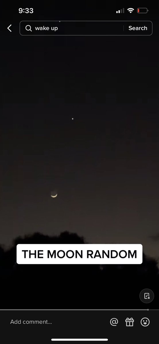 VickyXoVee's tweet photo. K I know I’m not the only one who is wondering what is going on with the moon and those stars that lined up with it that aren’t usually there https://t.co/eEBxqoIitm