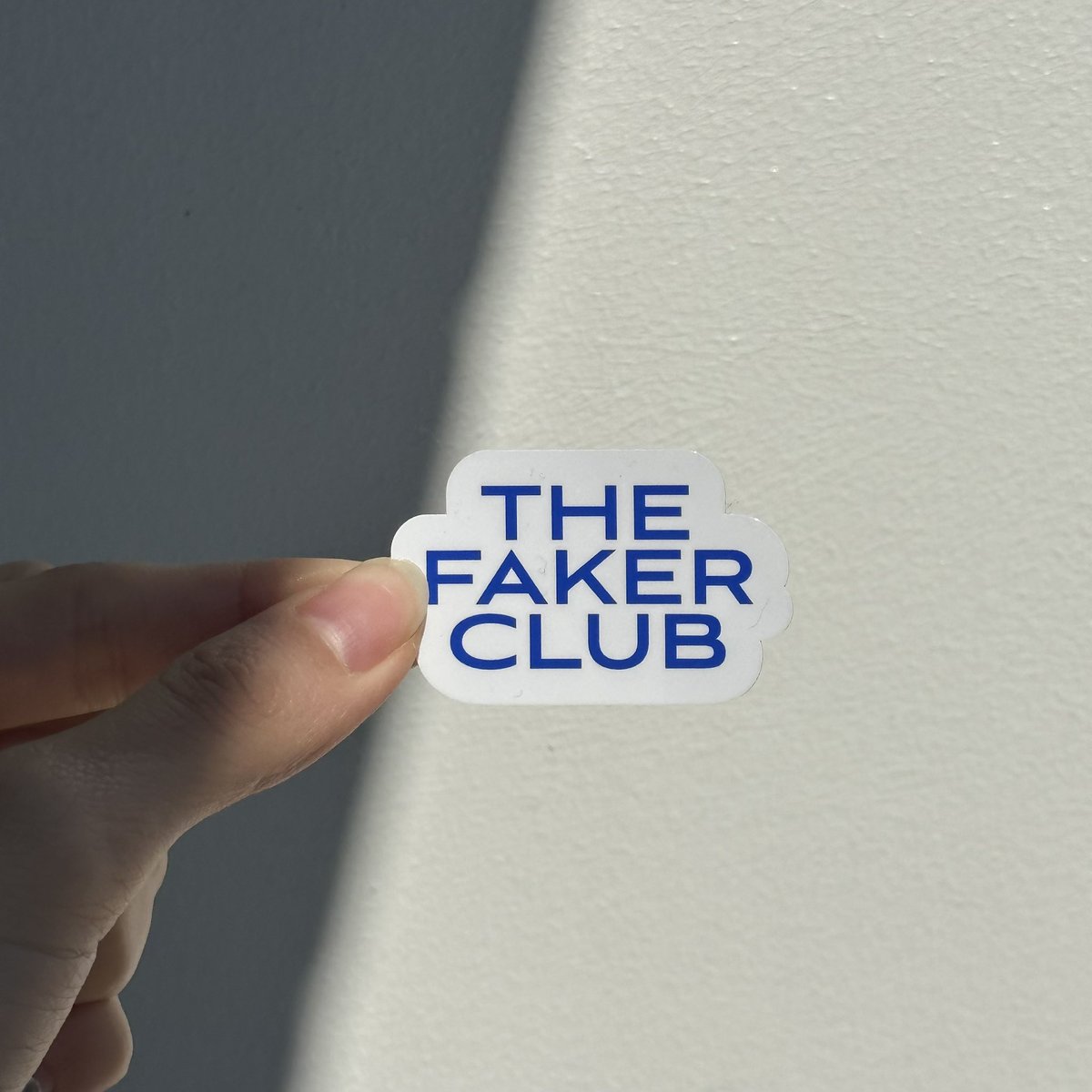 tfc_ex's tweet photo. [🧊]MERCH紹介

#TFC_ex 会場限定販売グッズ！

☑︎ STICKER SET
¥1,100(税込)

３つのロゴステッカーがセットになったアイテム！展示会のキーカラーのブルーとホワイトが目を惹きます🤍
スマホケースに挟めるサイズです！

主催:lull, Inc.
#from20 #HELLOGLOOM #THEFAKERCLUB https://t.co/zEYTgCRc1p