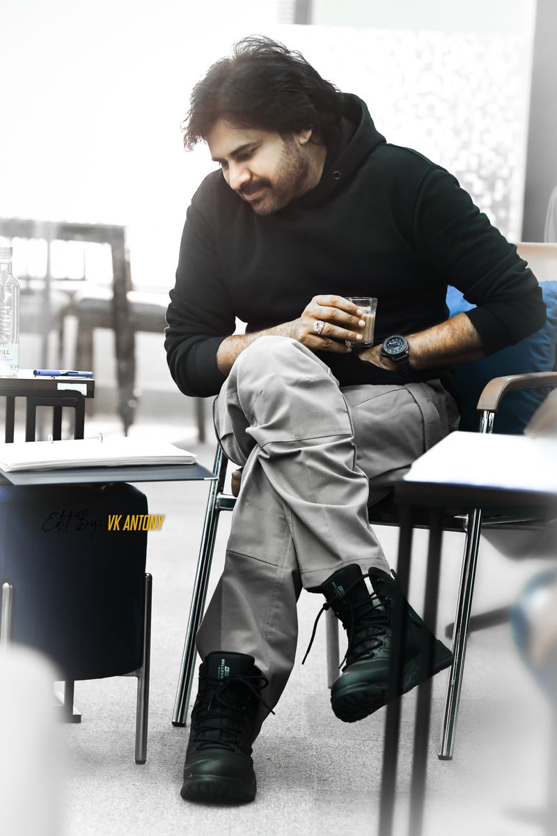 #PKSDT #PSPK28 #pspk just fell in love with that look 😍😍😍 hoodies ki patent rights anni kalyan ve annantha baaga suit avtaay 👌👌