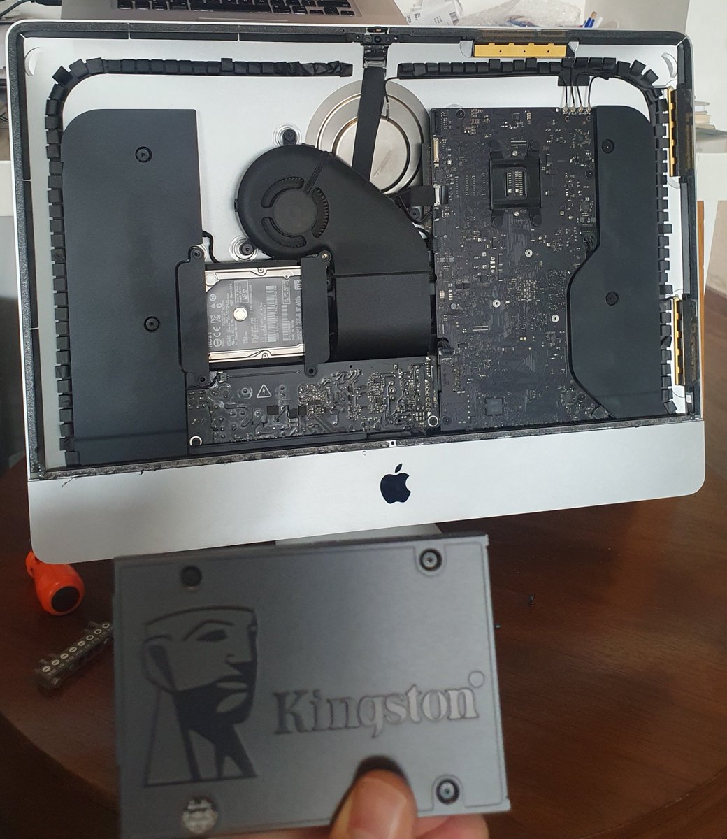 Chernos's tweet photo. @alvarezcamino Estoy en las mismas 
Con exactamente el mismo equipo
Corre de maravilla
Solo me falta ponerle 16GB de ram https://t.co/Uw921KlbCf