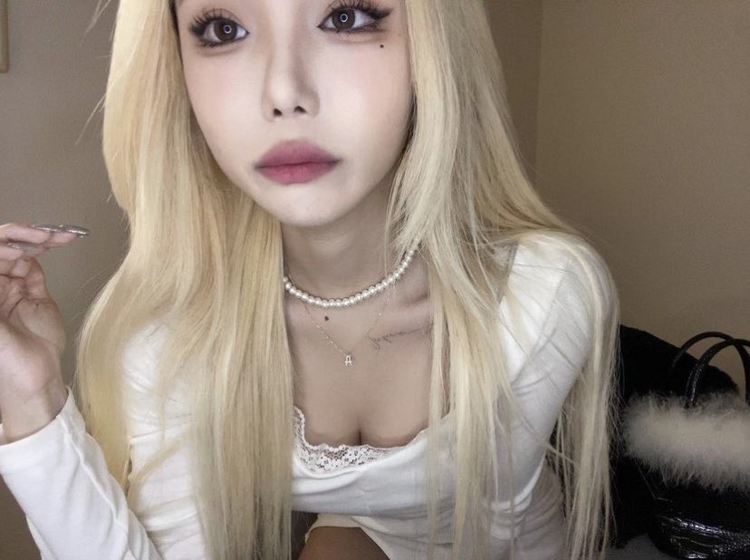 ⠀

赤茶色のハイバ.⠀
❛ good afternoon, i jgh and i am accepting m— mcdo. <__<

⠀